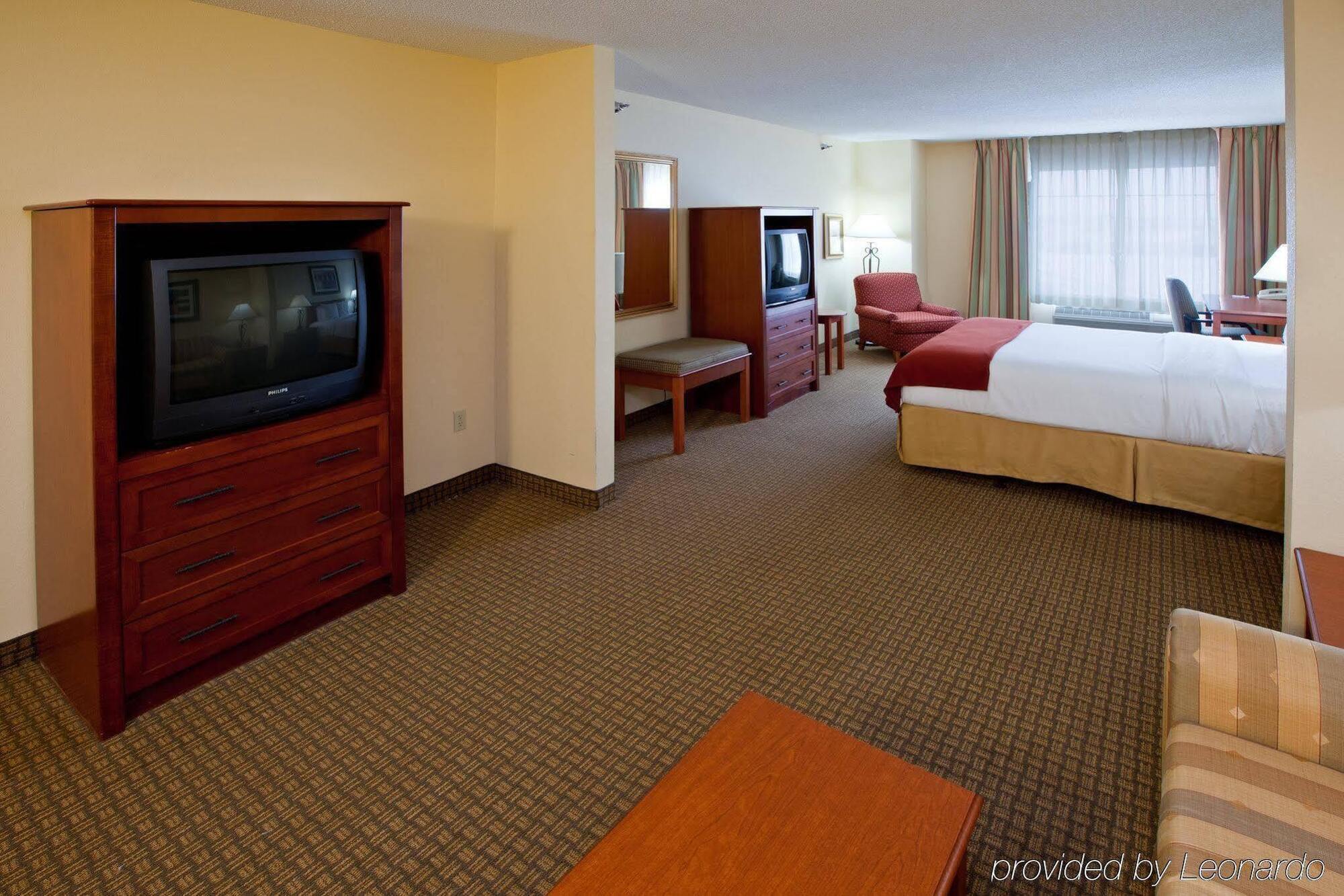 Holiday Inn Express Hotel & Suites Greenville By Ihg Exterior photo